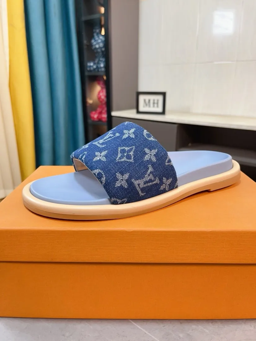 Ex-factory price 360🌹🌹 (lv-Louis Vuitton) New men's slippers, high-end boutique, exquisite embossed logo decoration on the upper, fine workmanship, super soft soles, casual, loose and comfortable, a must-have in summer! \nsize：38-44